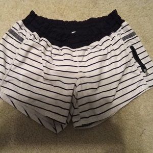 Lululemon tracker III shorts size 6 EUC